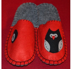 Copati iz filca - črna sovica na rdeči podlagi